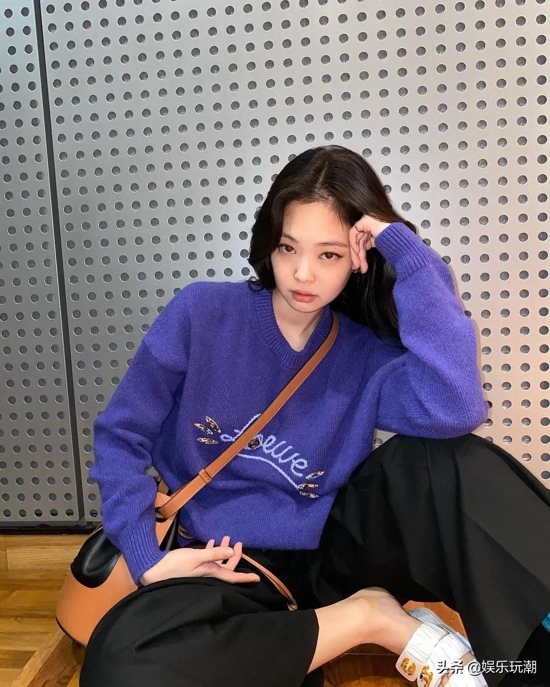 jennie生日应援视频,jennie生日收到粉丝给的白玫瑰