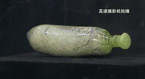 8岁男孩吹干燥剂眼球溶解了,小孩玩干燥剂眼睛被溶掉的图片