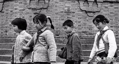 回乡遇到小学同学，听说当年经常骂架的“三王子”现在特不爱说话