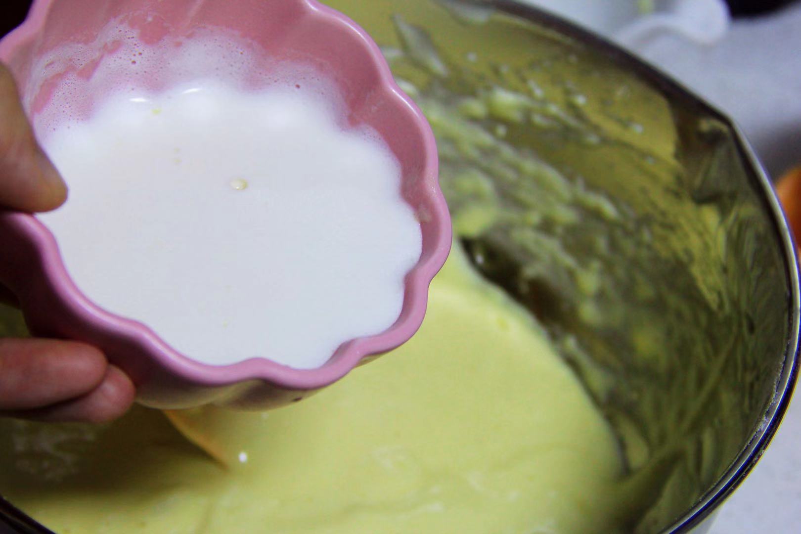 6-12岁儿童自己做蛋糕2个鸡蛋,蛋糕怎么做好吃只用牛奶不用面粉