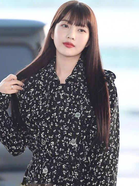 朴秀荣黑色长裙礼服走红毯,朴秀荣粉色碎花裙