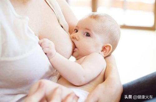 生完娃乳房干瘪下垂严重,乳房下垂的正确哺乳姿势