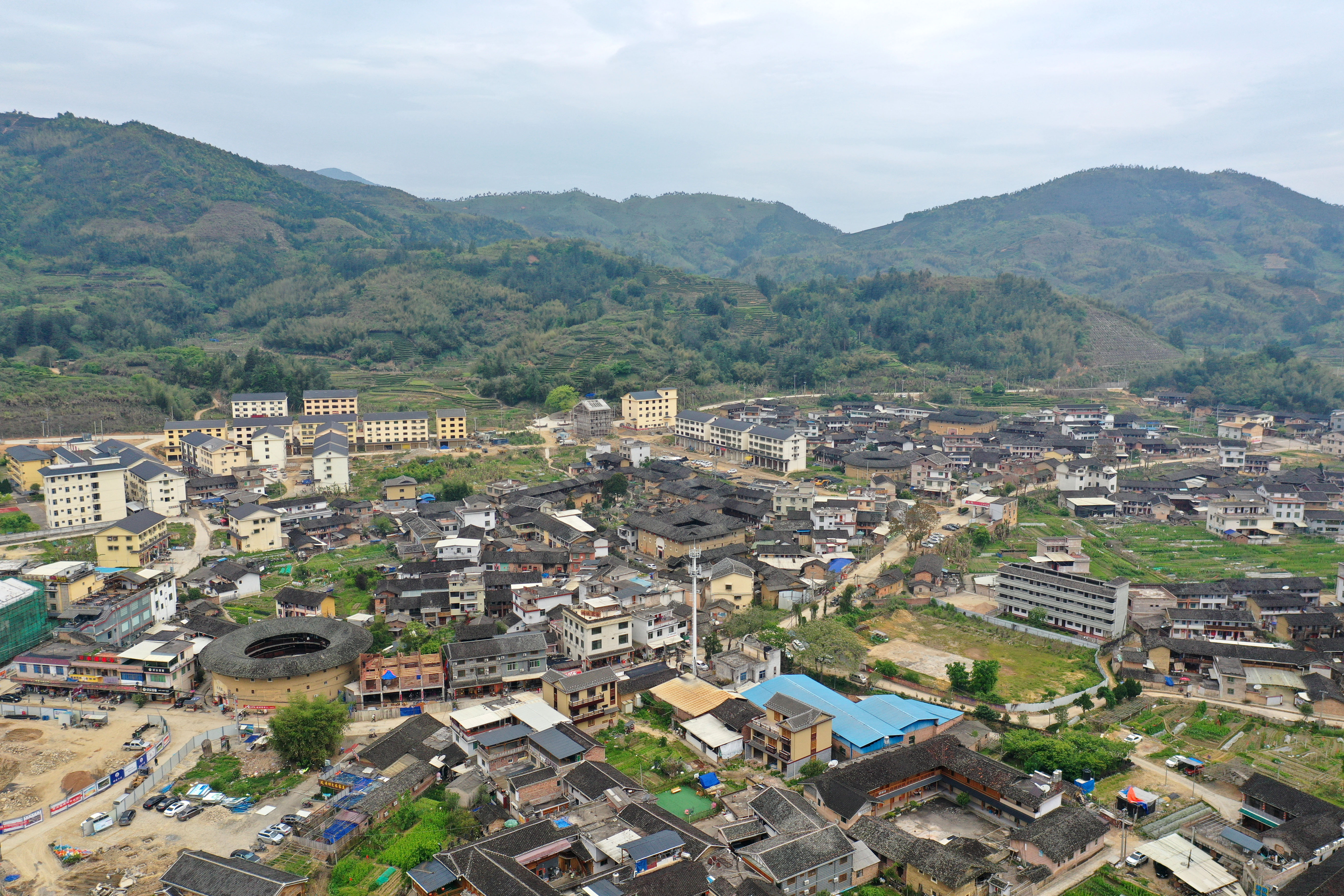 福建漳州土楼和永定土楼哪个好玩,漳州神奇的土楼