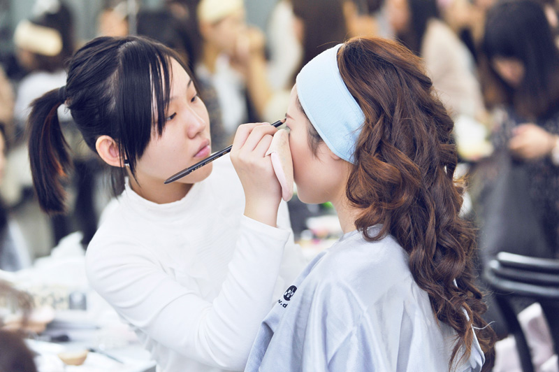 学化妆是去培训班好还是去学校好,学化妆是去婚纱店还是学徒