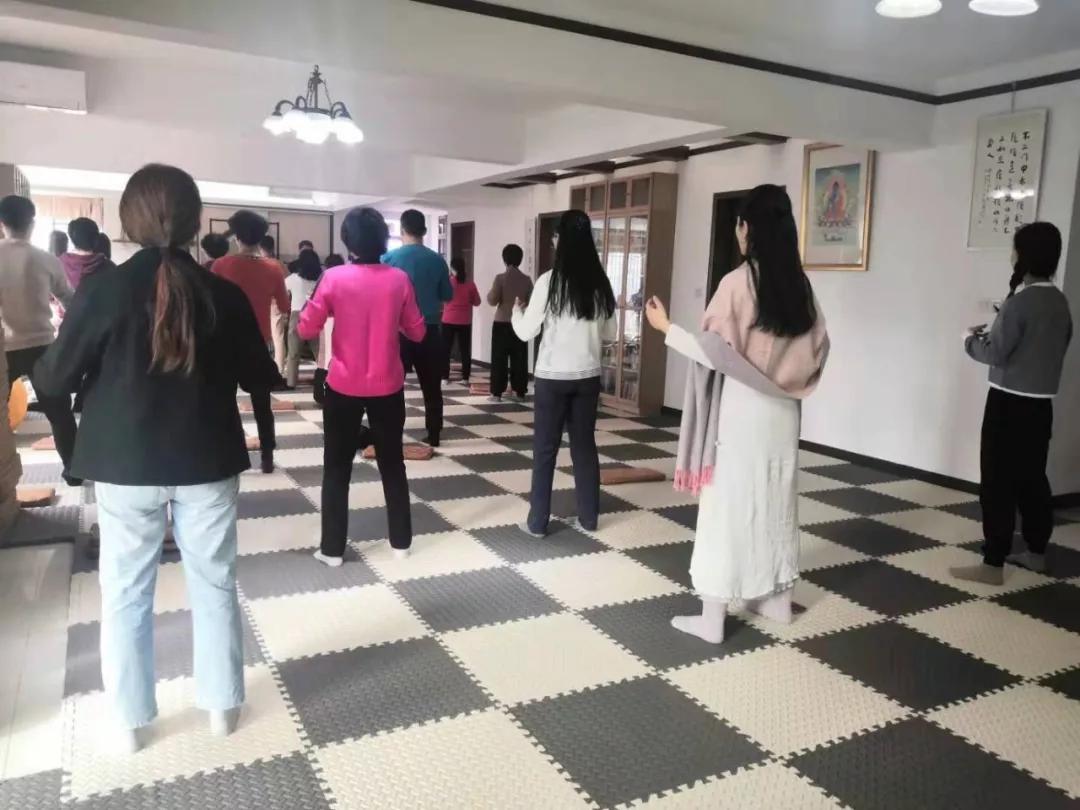 连续扭腰补肾动作,扭腰功提升肾气让你的脊柱更年轻