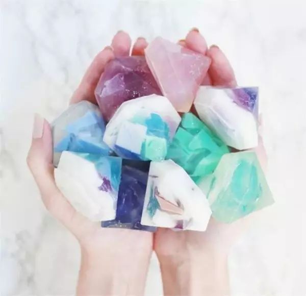 化妆品过期了还能用吗老爸评测,过期的护肤品化妆品千万别扔