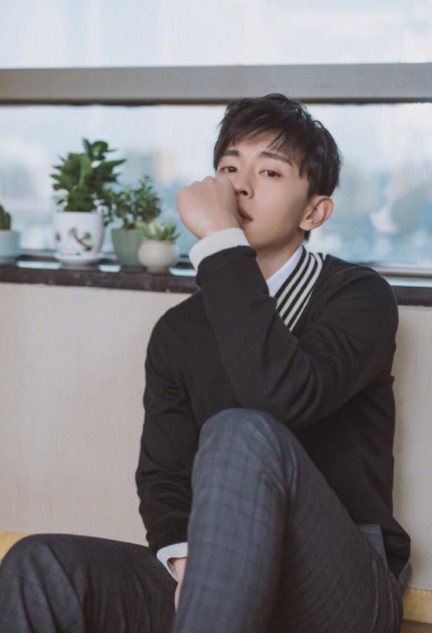 邓伦，身高185cm，体重才65kg，靠3点维持身材，不怕胖