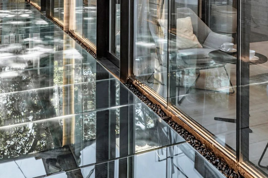 北京姑娘继承胡同老房，地板铺镜子、浴厕全透明，一个人住太爽