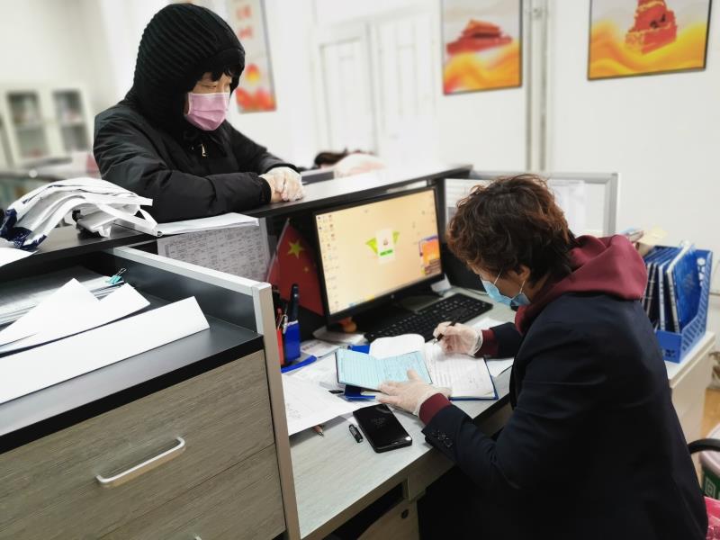 党旗飘扬践初心防疫一线担使命,让党旗飘扬在防疫一线