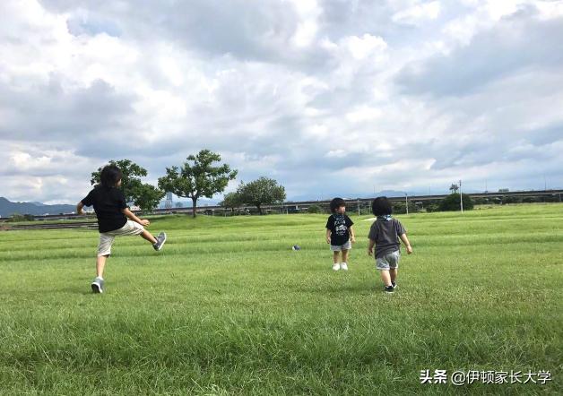 二胎家庭应该偏向老大还是老二,二胎家庭老大为什么讨厌老二