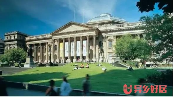 徜徉书籍海洋享受读书乐趣,徜徉在书海里面