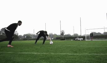 足球小角度破门技巧,足球禁区内如何过人