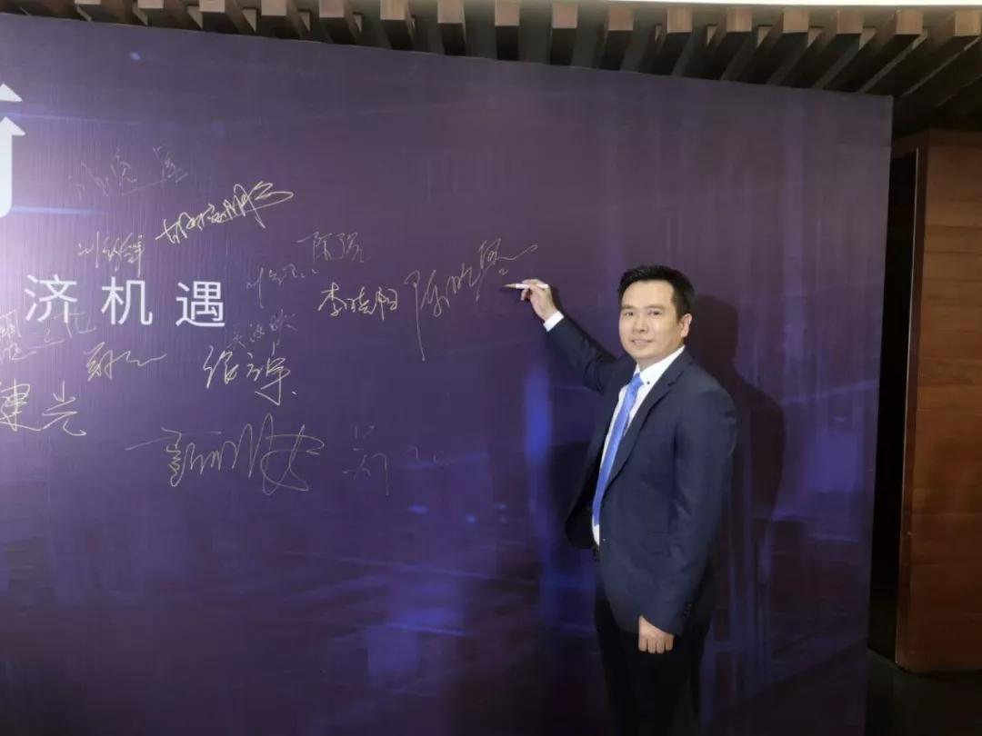 金十成功举办交易员“对话”论坛，寒哥带实盘兄弟蒸海鲜线下做单