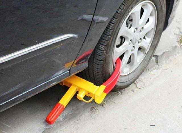 轮胎被锁住怎么解锁,轮胎被锁自己开锁