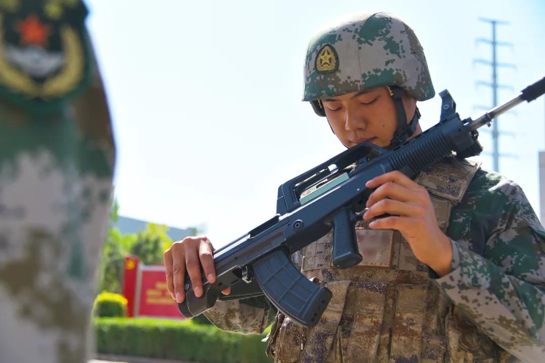 老兵退伍感人瞬间,老兵退伍潸然泪下