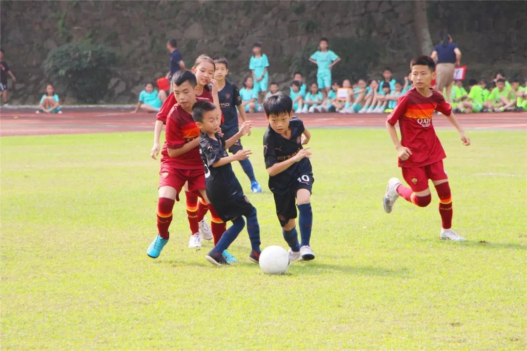 校园足球点燃绿茵梦想,校园足球联赛拉开序幕