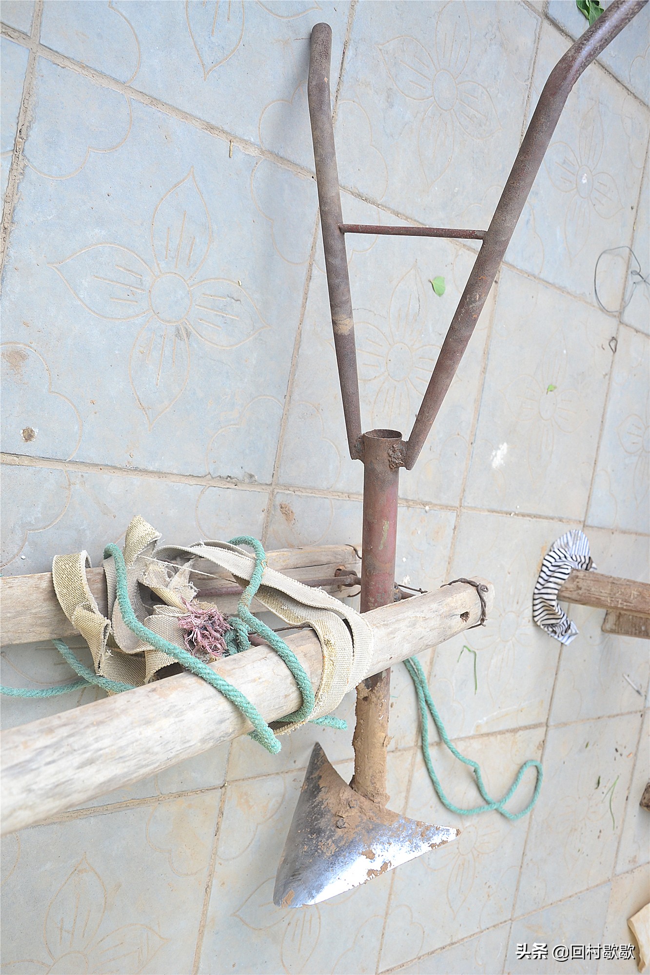 农村农民常用的农具锄头,90年代农村老工具锄头