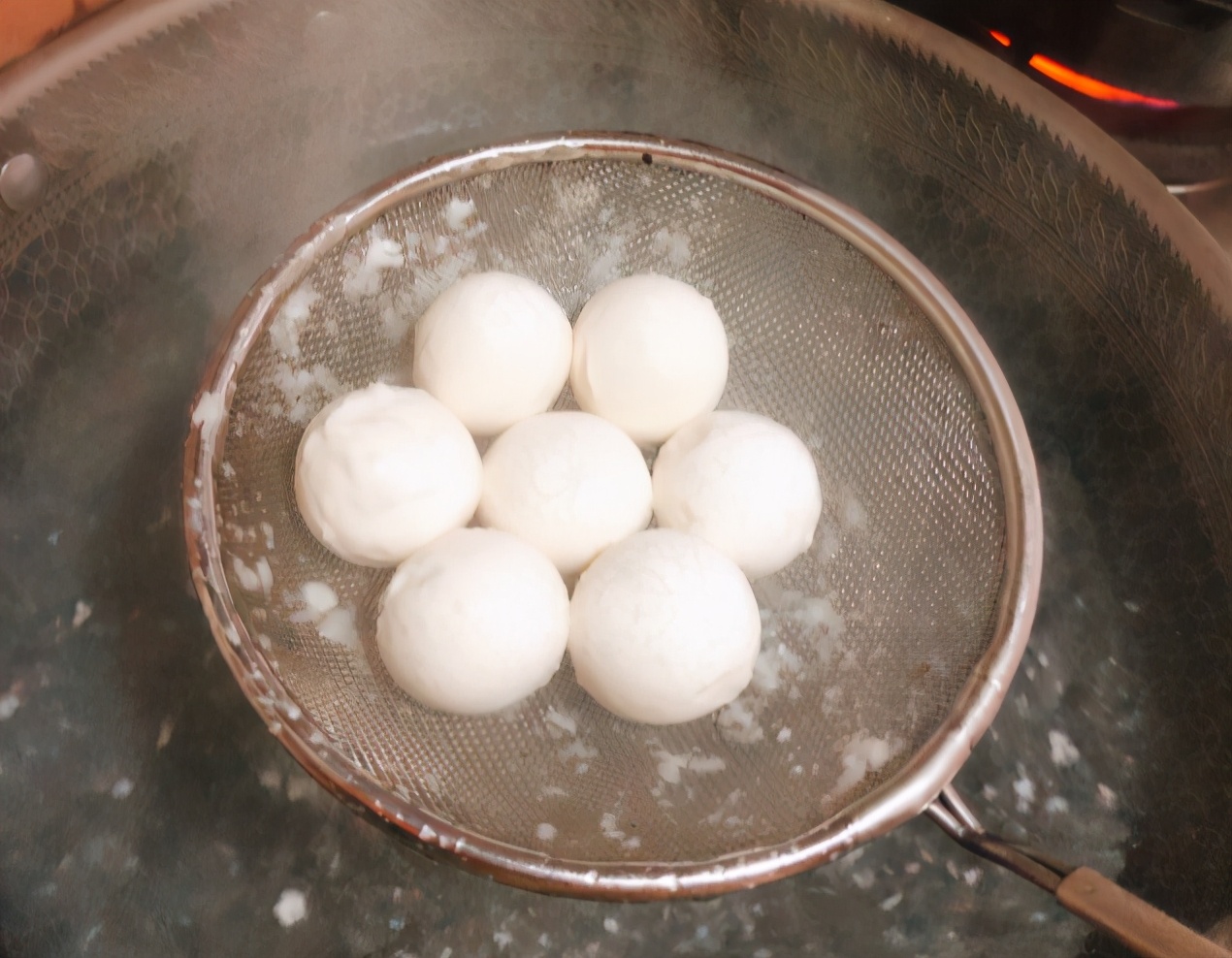 炸汤圆之前用不用把汤圆煮熟,炸汤圆用化开吗