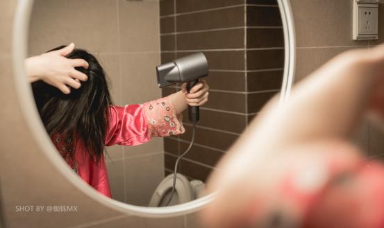 花1300买个吹风机奢侈吗,花2000块买吹风机值得吗