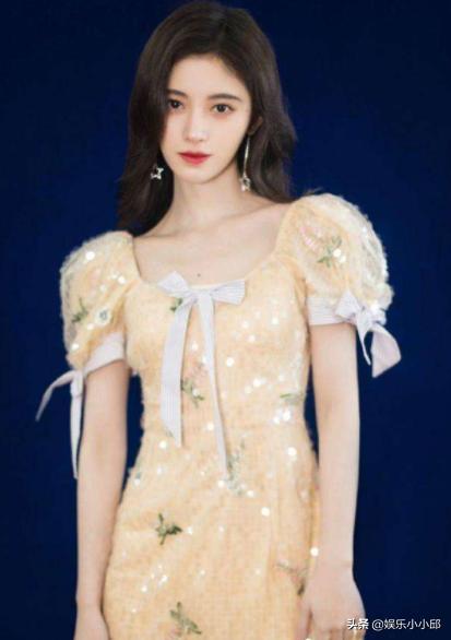 霍思燕因裙子太短夹紧双腿，杨幂“怒怼”，鞠婧祎太聪明了