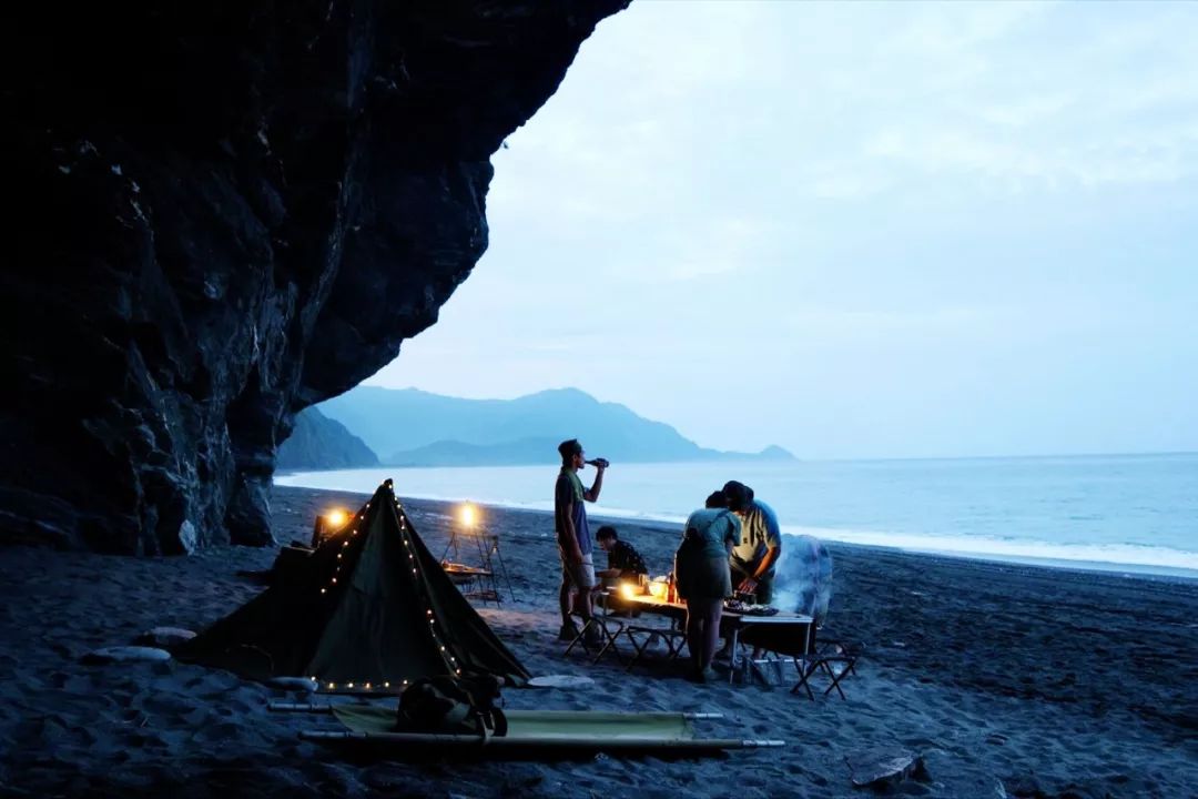 他把工作丢着，专找美景荒地吃饭：这是一天最好的时候