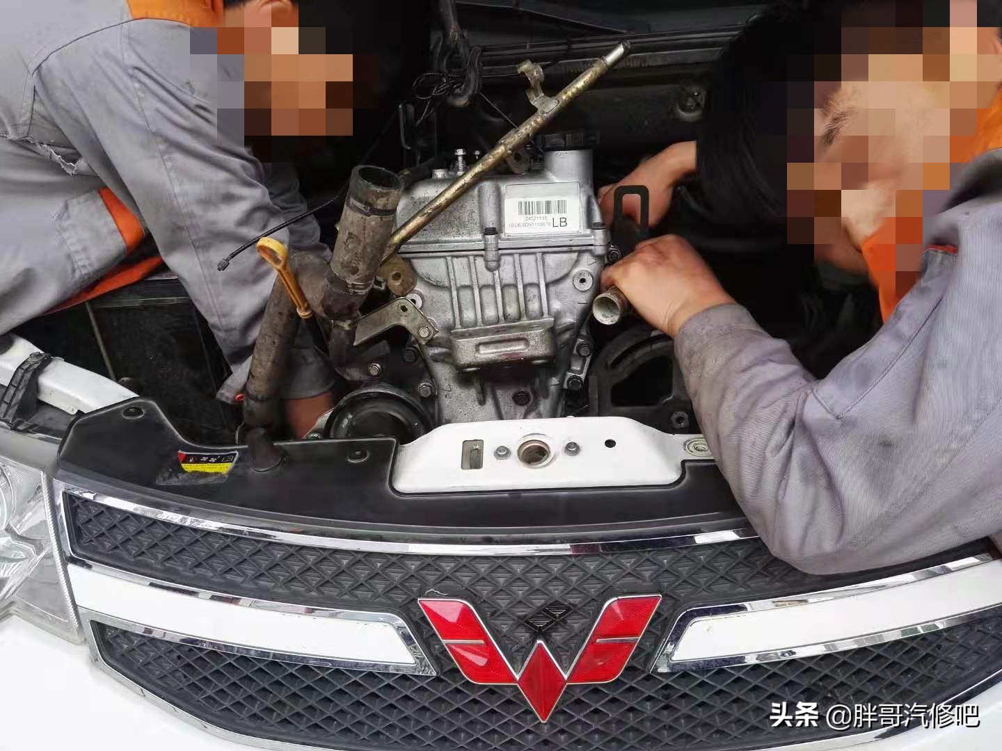 五菱宏光1.2机油少咋回事啊,五菱宏光1.2发动机机油孔在哪里