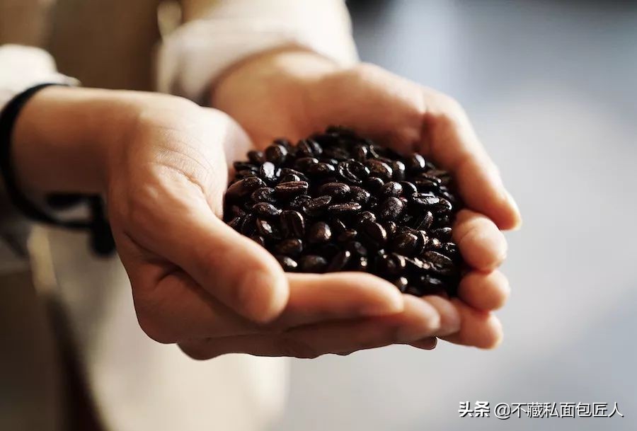 左手咖啡右手面包,左手面包右手玫瑰