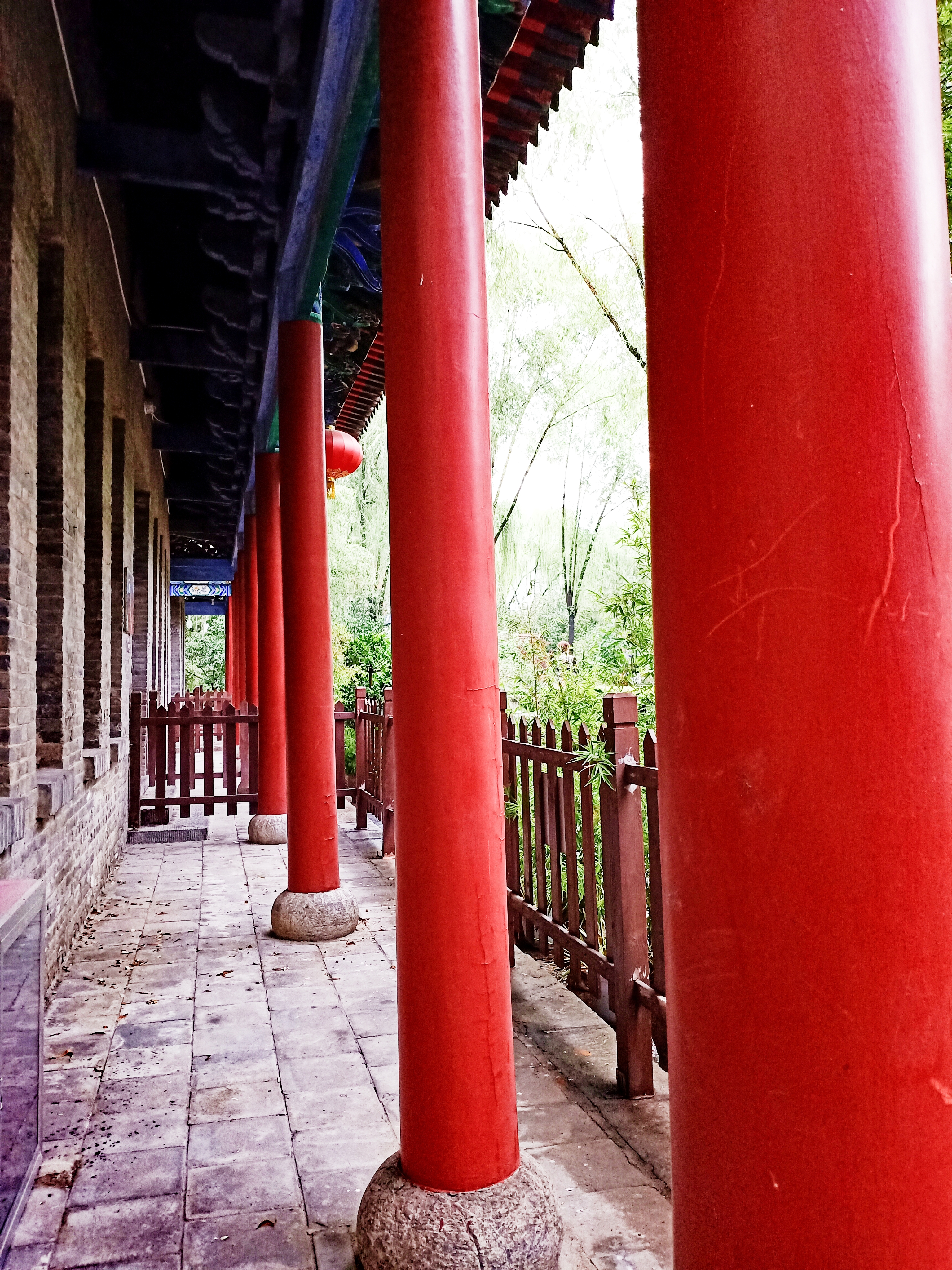 哗哗流淌的是小溪，水足够深才能波澜不惊。​人生旅思2001280204