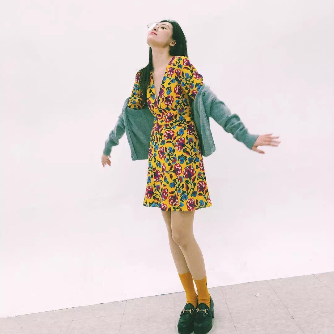 夏季女明星都爱抢着穿碎花裙,女明星红色碎花裙街拍