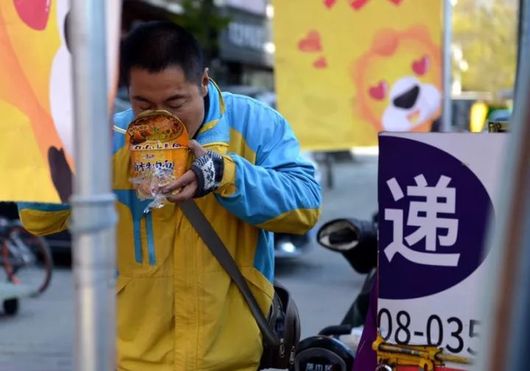 双十一快递收到好物,双11快递正在签收