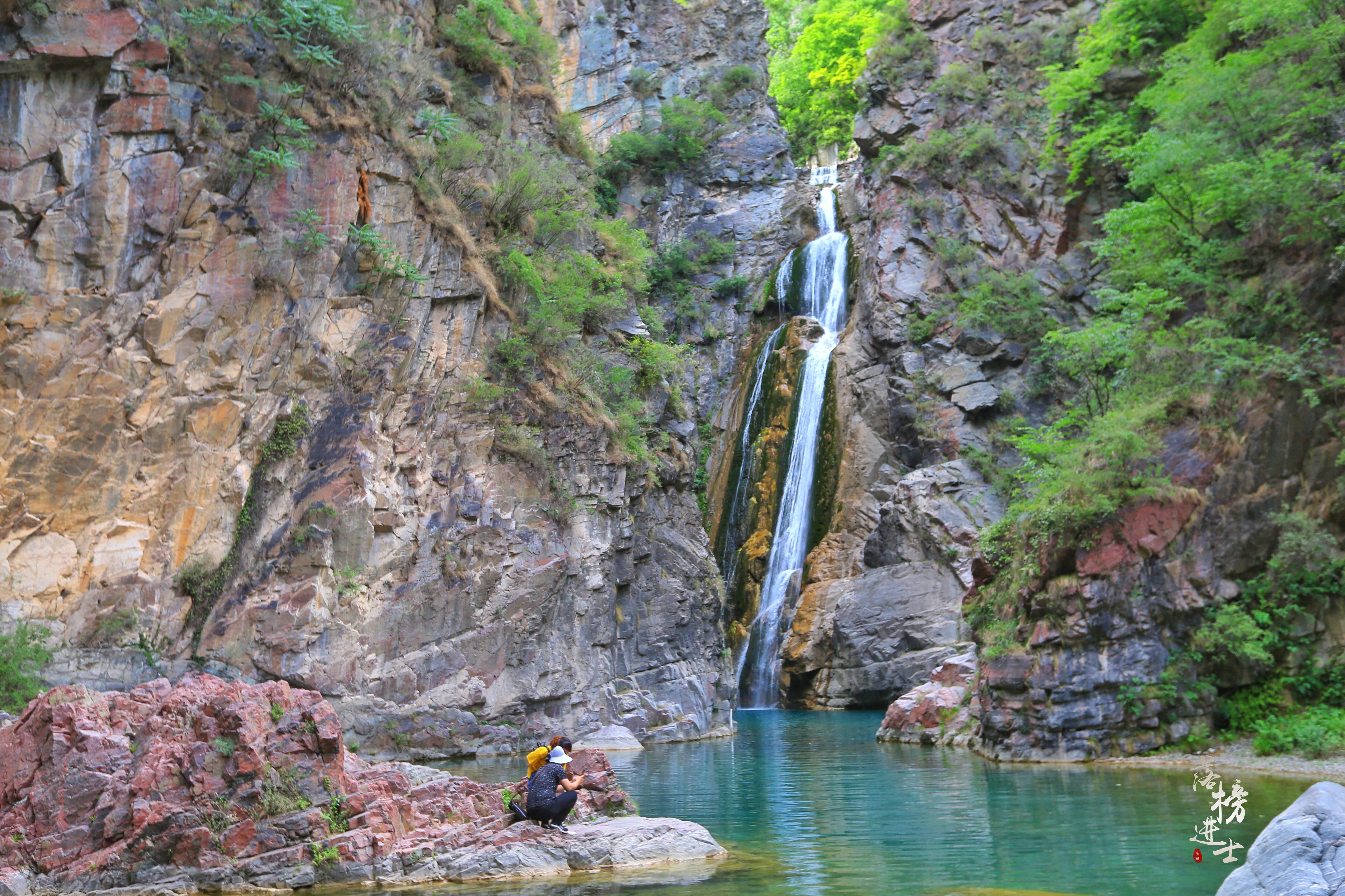 河南有个景区穿过山洞里面有瀑布,河南这个景区名字土得掉渣