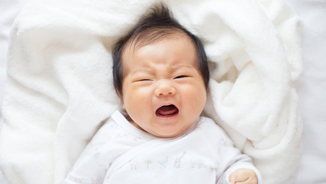 婴儿四个月哭闹不止是什么原因,半个月新生儿晚上哭闹不止的原因