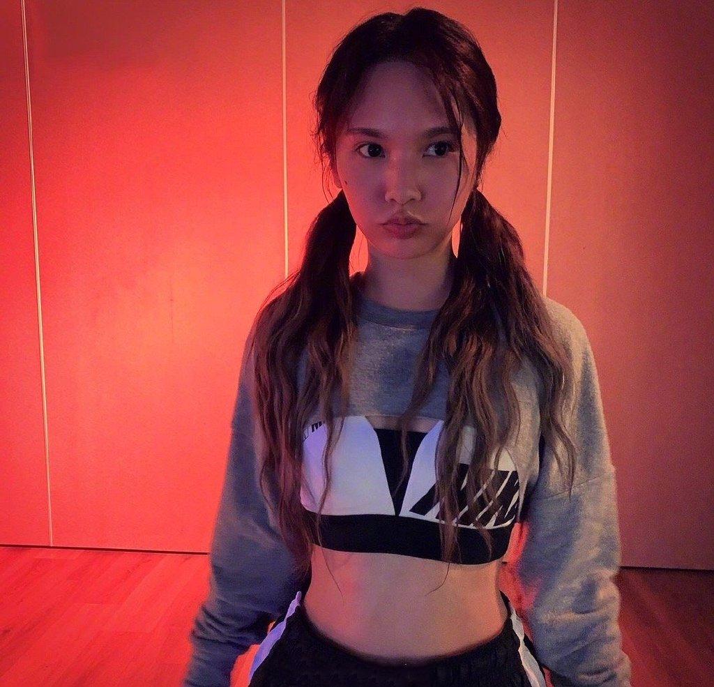 杨丞琳冻龄回到18岁,李荣浩演唱会杨丞琳露背长裙