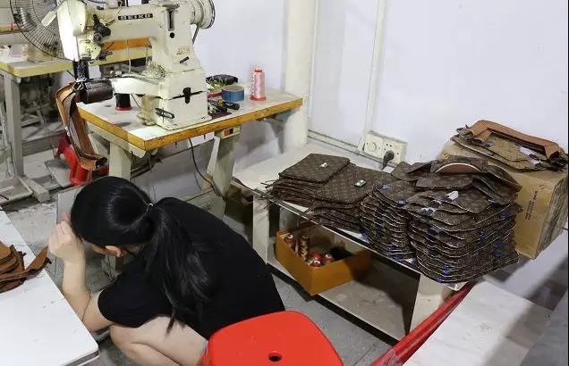 警方侦破特大跨国贩毒案,全球最大跨国假lv案告破视频