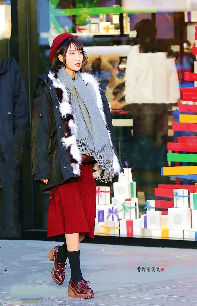 街拍穿天蓝色高筒靴的美女,蓝色过膝靴女生街拍