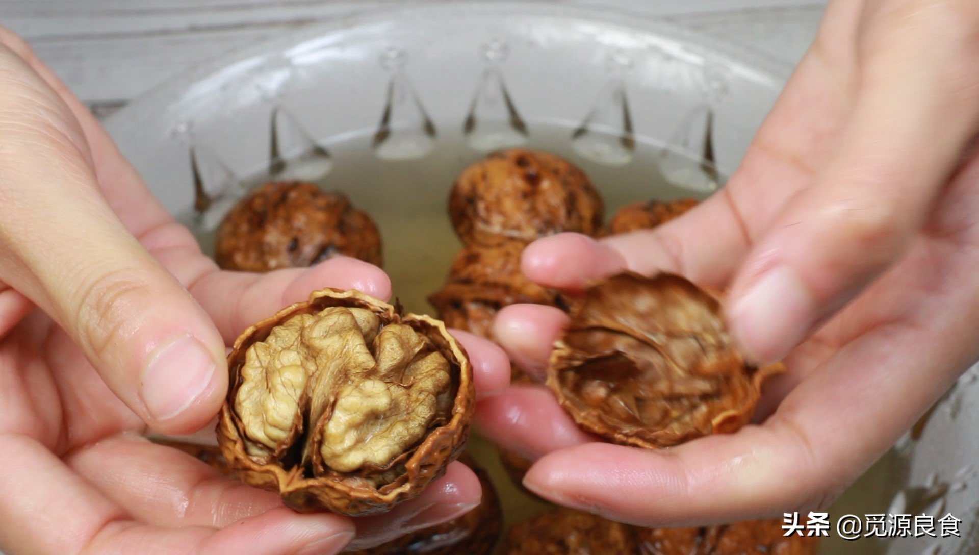怎么快速剥完整的核桃仁,快速剥新鲜核桃小妙招