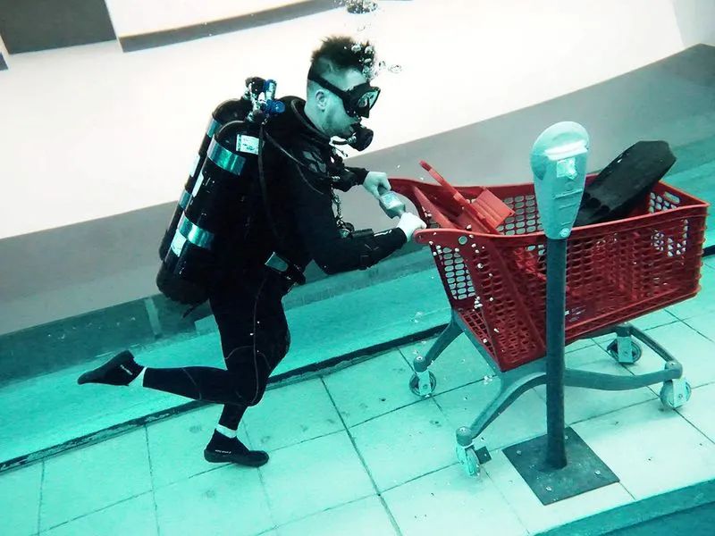 世界最大洞穴泳池,世界最深室内潜水泳池