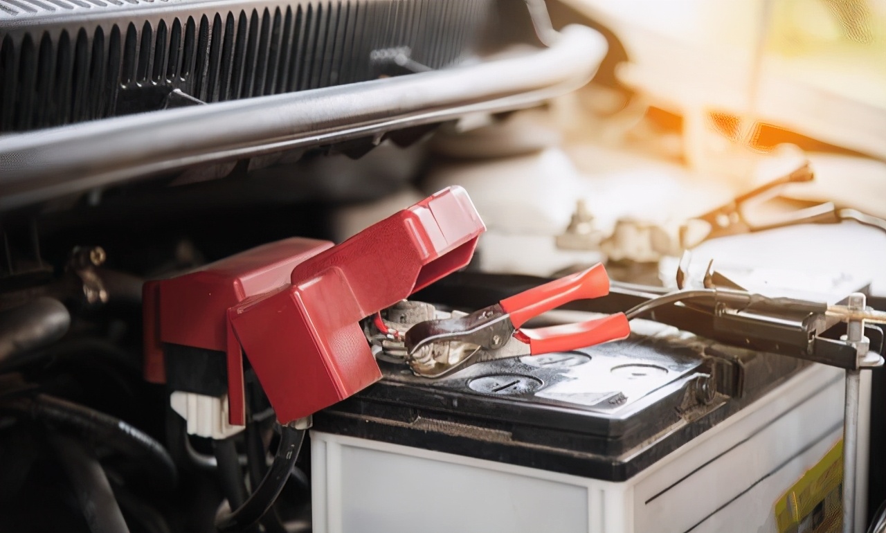 汽车电瓶更换教程图解,汽车电瓶的正确更换方法