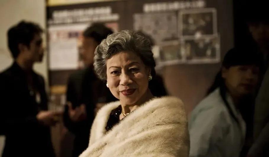 还记得“神婆专业户”罗兰吗？85岁的她如今过得怎么样