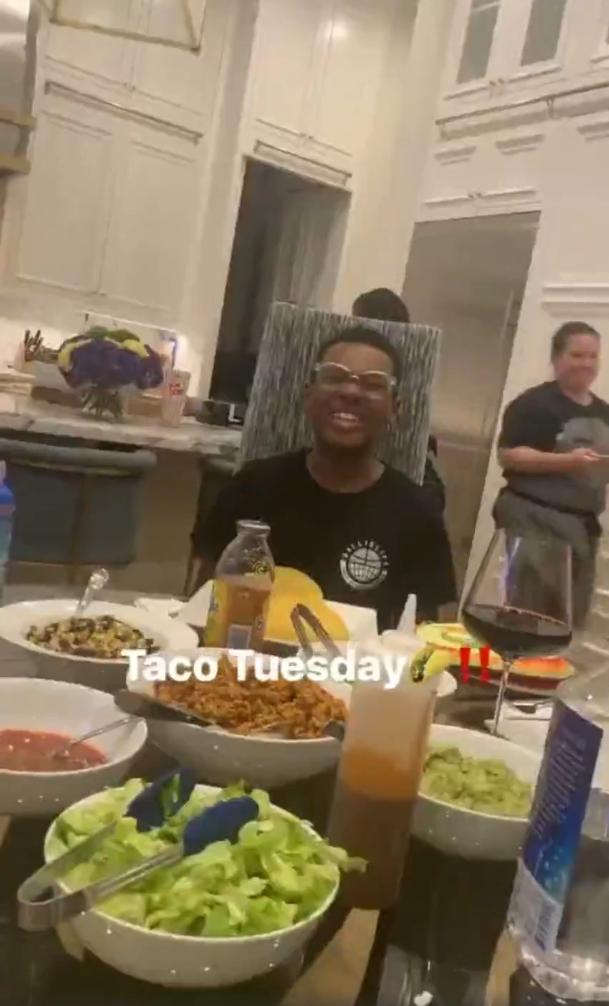 詹皇一家享用墨西哥大餐！老詹让喊玉米饼周二妻子嫌丢人躲身后