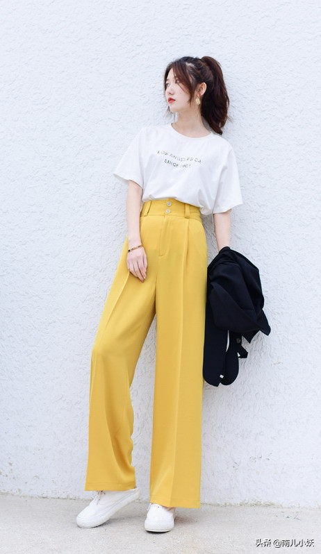 芥黄色上衣配什么颜色裤子好看,桔黄色紧身裤子配什么上衣