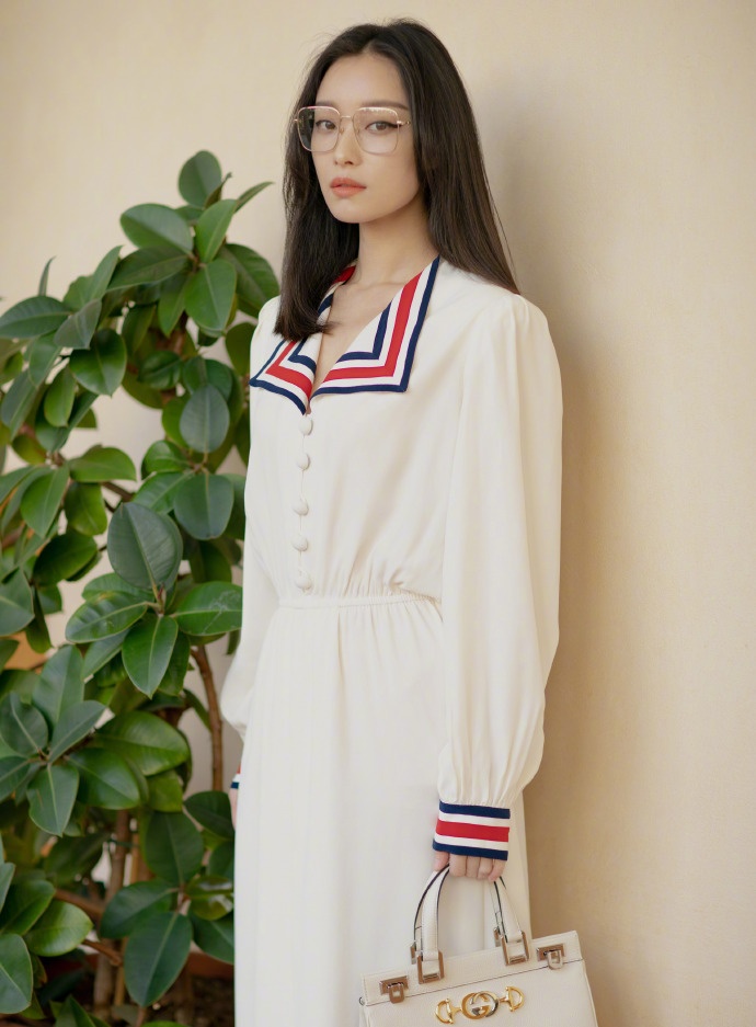 李宇春戛纳红毯黑白套装,李宇春穿高定礼服照