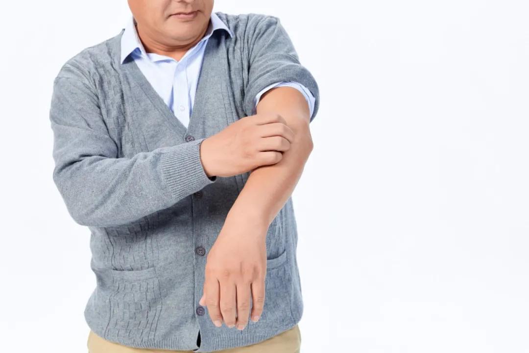 清亚灵告诉你：洗澡后皮肤奇痒还掉屑！秋冬皮肤干痒，如何应对？