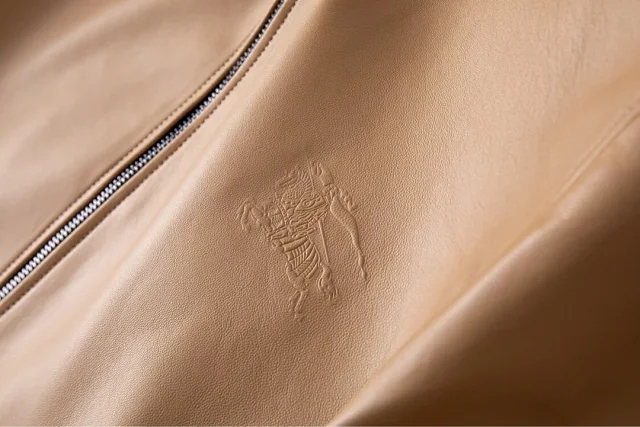 巴宝莉男士皮衣配什么裤子好看,巴宝莉prorsum皮衣