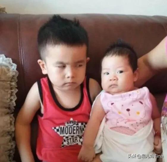 家长生二胎没跟大宝商量，当把妹妹当礼物送给他时，表情万分嫌弃