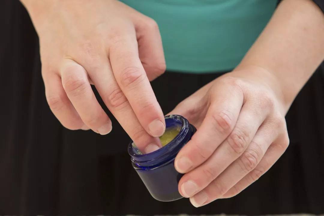 宝宝用哪款油防湿疹,婴儿油治疗湿疹