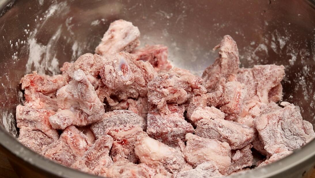 炖排骨切记不要先焯水,炖排骨时有人先焯水有人直接炖