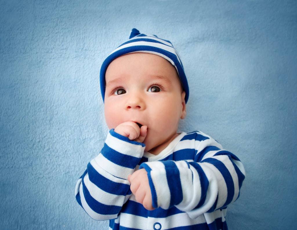 孩子咬手背是因为什么,小孩咬手是不是一种病