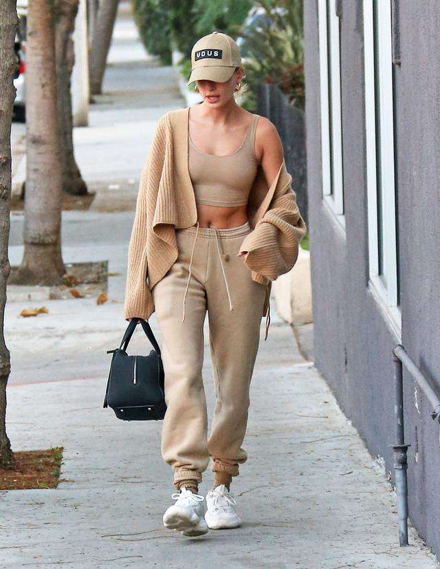 立秋爱美的女人流行穿“卫裤”,腿粗星人的福星,一年四季不过时