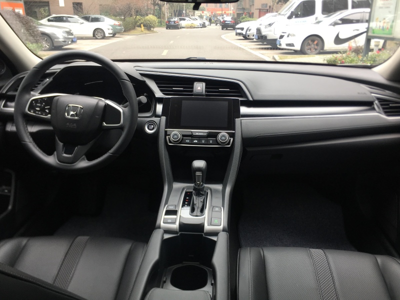 本田思域白色款,本田思域白色车漆蹭了怎么修复